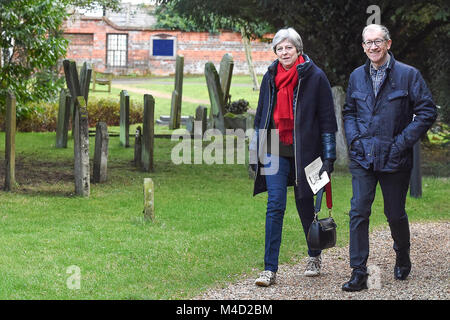 Maidenhead, Royaume-Uni. 04 février 2018. Premier ministre Theresa May, accompagnée de son mari Philippe, assiste à un service religieux, près de sa circonscription de Maidenhead. Banque D'Images