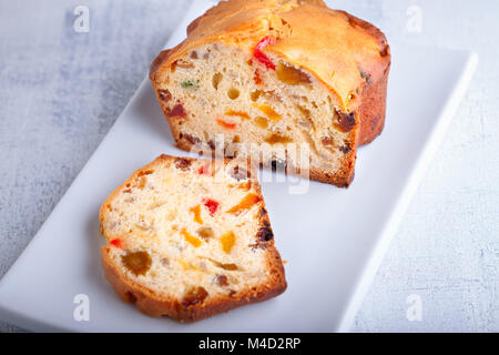 Gâteau fait maison avec des fruits confits et séchés sur une assiette. Banque D'Images