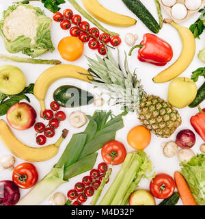 Vue de dessus de différents légumes et fruits isolated on white Banque D'Images