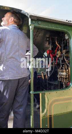 Le pilote du moteur sur le plancher d'une locomotive à vapeur. L'Angleterre. UK. Banque D'Images