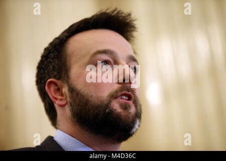 Sociaux-démocrates et Parti du Travail (SDLP) chef Colum Eastwood parle aux médias de Stormont, à Belfast, le Lundi, Février 12th, 2018. De Premier ministre britannique Theresa May et le Premier ministre irlandais, Leo Varadkar sont à visiter Belfast plus tard pour des entretiens avec les parties de Stormont. Les premiers ministres ont quitté sans un accord de gouvernement décentralisé de restauration. Banque D'Images