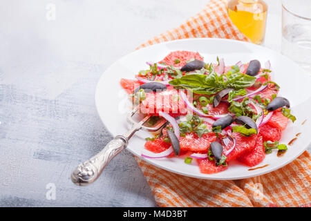 Salade de pamplemousse aux olives, l'oignon rouge, le Basilic Banque D'Images