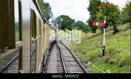 Une vue le long des voies de chemin de fer du Gloucestershire Warwickshire et du patrimoine ferroviaire à vapeur ligne. Photo prise à partir d'un chariot. Le Gloucestershire, Royaume-Uni. Banque D'Images