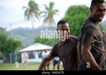 Les hommes Fidjiens à jouer au rugby, Rakiraki jeu, Fidji. Banque D'Images