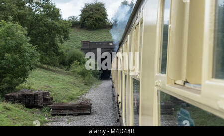 Une vue le long des voies de chemin de fer du Gloucestershire Warwickshire et du patrimoine ferroviaire à vapeur ligne. Photo prise à partir d'un chariot. Le Gloucestershire, Royaume-Uni. Banque D'Images