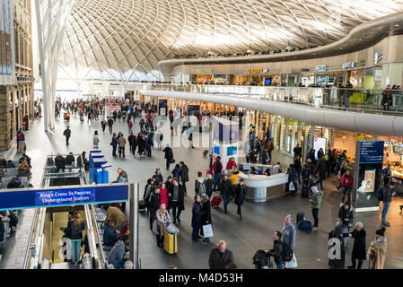 Londres, UK - Janvier 2018 : King's Cross ticket station espace bureau avec balcon, boutiques cafés occupé avec les gens, les navetteurs et les touristes. Kn aussi Banque D'Images