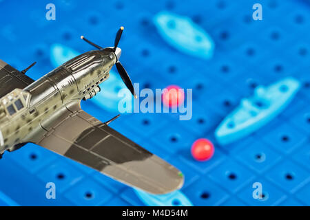 Avion militaire jouet s'attaque aux navires de jouets Banque D'Images