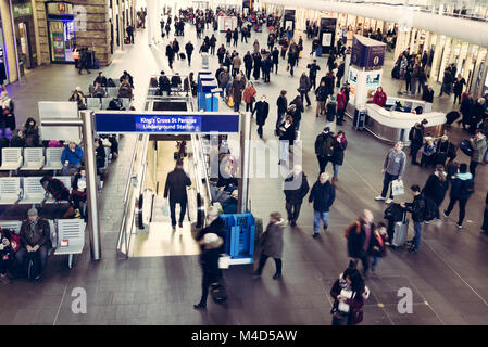 Londres, UK - Janvier 2018 : King's Cross ticket station espace bureau avec balcon, boutiques cafés occupé avec les gens, les navetteurs et les touristes. Kn aussi Banque D'Images