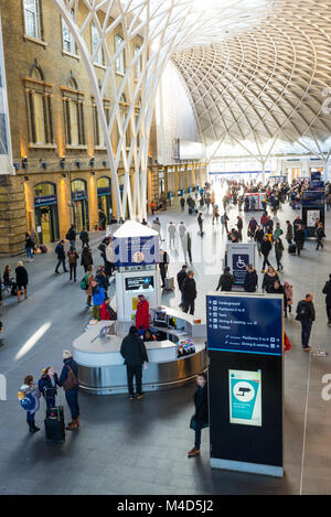 Londres, UK - Janvier 2018 : King's Cross gare billetterie salon occupé avec les gens, les navetteurs et les touristes. Également connu sous le nom de London King's Cross Banque D'Images