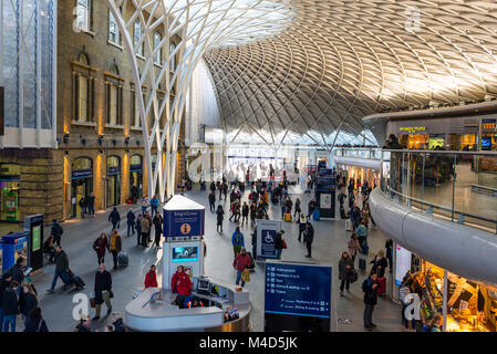 Londres, UK - Janvier 2018 : King's Cross ticket station espace bureau avec balcon, boutiques cafés occupé avec les gens, les navetteurs et les touristes. Kn aussi Banque D'Images