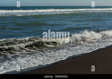 Khalaktyrsky avec plage de sable noir. Lavage de l'océan pacifique de la péninsule du Kamtchatka. Banque D'Images