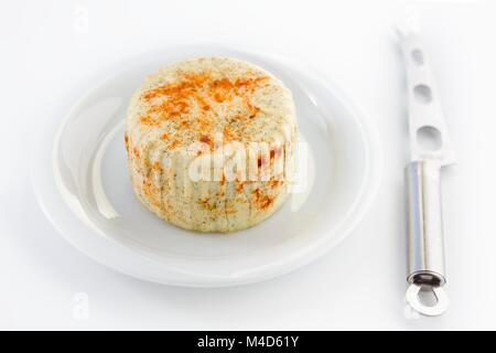 Le fromage fait maison avec un couteau à fromage Banque D'Images