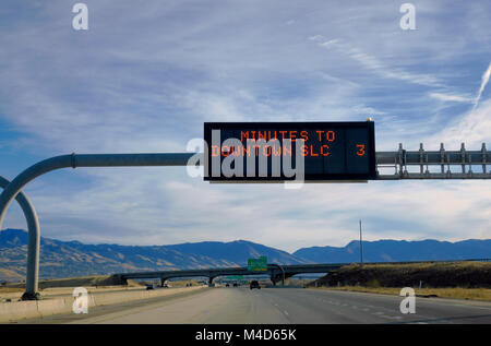Trois minutes de centre-ville de Salt Lake City sur un panneau routier. Concept : passionnant, ne peut pas attendre pour obtenir à Salt Lake City en Utah. Banque D'Images