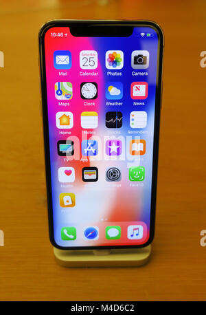 Un tout nouveau iphone x assis sur un dock de chargement. Banque D'Images