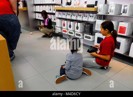 Les enfants qui apprennent avec star wars à des robots d'un Apple Store dans l'Utah. Banque D'Images