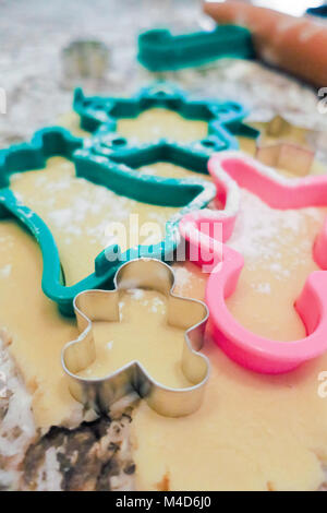 Un peu de metal gingerbread man cookie cutter coincé dans la pâte à biscuits de sucre mis en œuvre. Banque D'Images