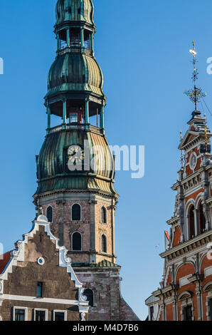 Vue sur l'église de Saint - Pierre à Riga Banque D'Images