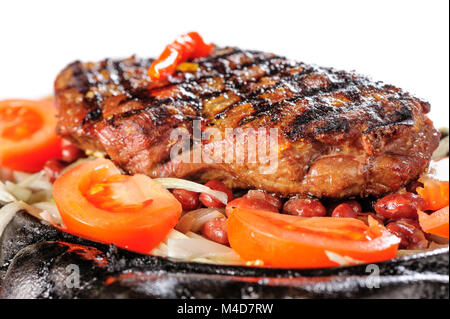 Pavé de boeuf avec des haricots rouges garnir Banque D'Images