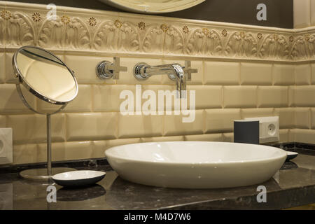 Robinet de lavabo miroir dans une salle de bains de luxe Banque D'Images