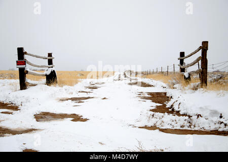 Deux poteaux marquant l'entrée d'un sentier dans la neige patché désert de l'Utah. Banque D'Images