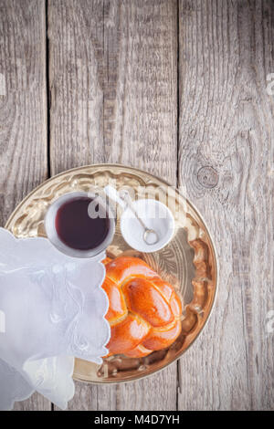 Vin, challah sur une surface en bois. Sabbat juif Banque D'Images