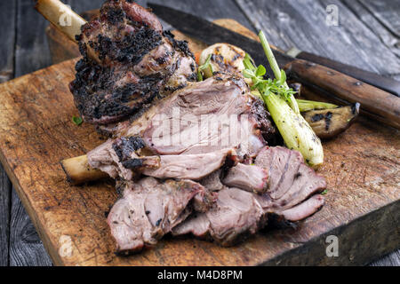 La fusée d'agneau avec des légumes sur une planche à découper Banque D'Images