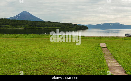 Stratovolcan Ilyinsky Kurile près de lac. Banque D'Images