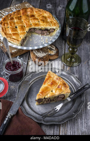 Vanison avec Canneberge tarte comme close-up sur une plaque Banque D'Images