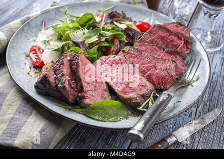 Point Wagyu Steak avec salade italienne Banque D'Images