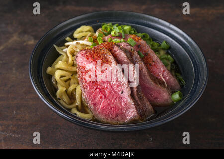 Soupe de Ramen avec filet de boeuf Wagyu dans bol Banque D'Images