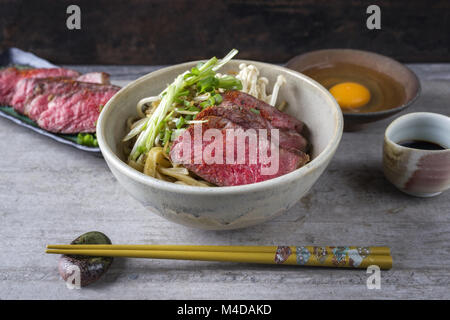 Soupe de Ramen avec filet de boeuf Wagyu dans bol Banque D'Images