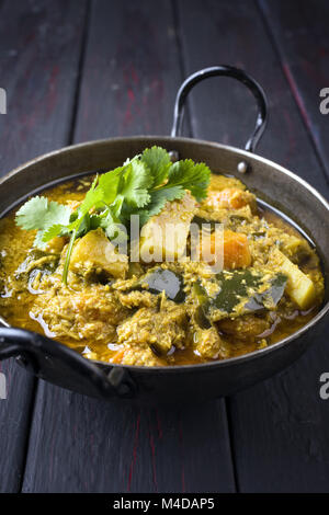 Curry de pommes de terre dans un bol Banque D'Images