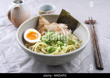 Soupe de poisson dans un bol de Ramen Banque D'Images