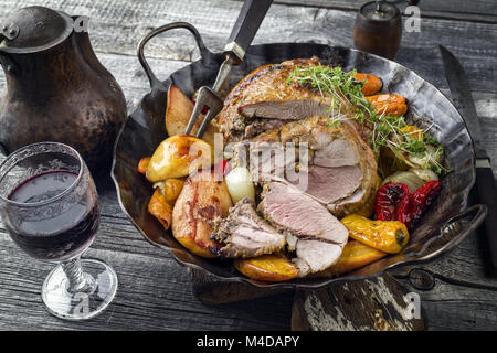 Le gigot d'agneau avec légumes et fruits en Pan de fer Banque D'Images