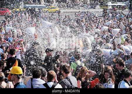 BUDAPEST, HONGRIE - 1 avril 2017 : Plumes d'un oreiller bas volent dans l'air pendant les festivités de la Pillow Fight Day en Hongrie Banque D'Images