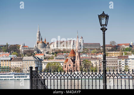 Une lampe d'extérieur à l'avant-plan se trouve en face de l'église Matthias sur la colline du château à Budapest, Hongrie. Banque D'Images