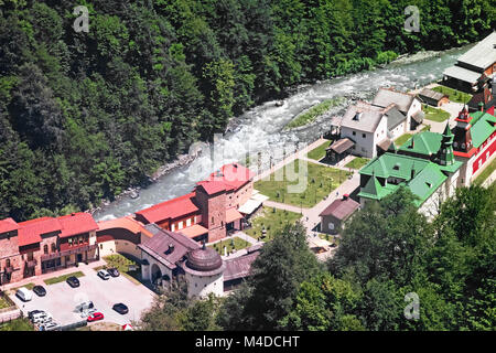 Hôtel complexe dans les montagnes près de la rivière. Banque D'Images