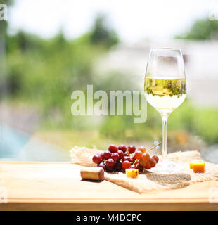 Raisin, fromage avec un verre de vin blanc Banque D'Images