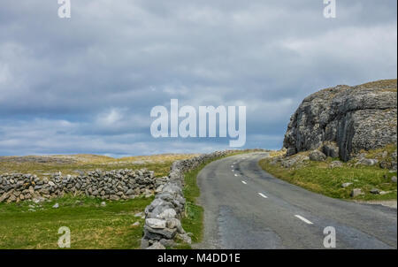 Route à travers la campagne irlandaise Banque D'Images