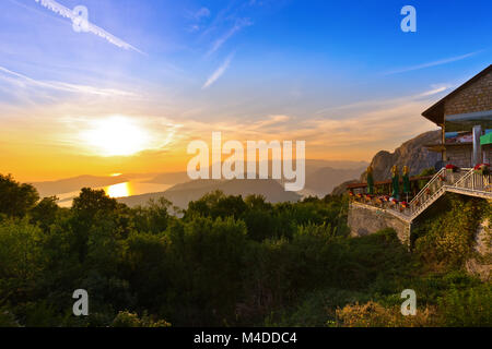 Coucher du soleil sur la baie de Kotor - Montenegro Banque D'Images