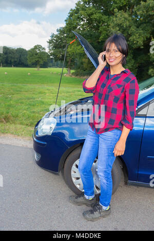 Femme avec panne de voiture mobile téléphone Banque D'Images