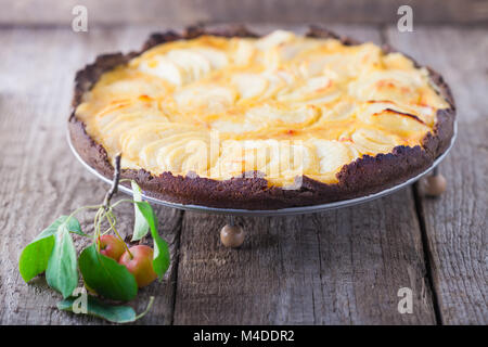 Tarte aux pommes sur la table en bois Banque D'Images