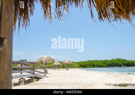 Regardant à travers les palétuviers à Aruba Beach Banque D'Images