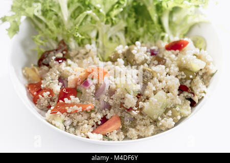 Salade de quinoa avec frites, radicchio, concombre et olives Banque D'Images