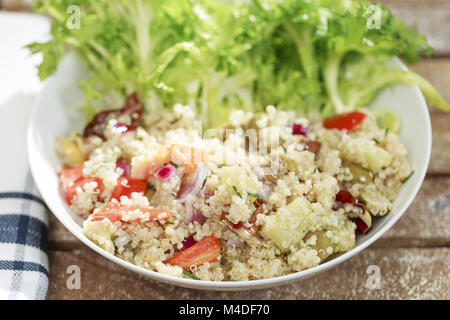 Salade de quinoa avec frites, radicchio, concombre et olives Banque D'Images