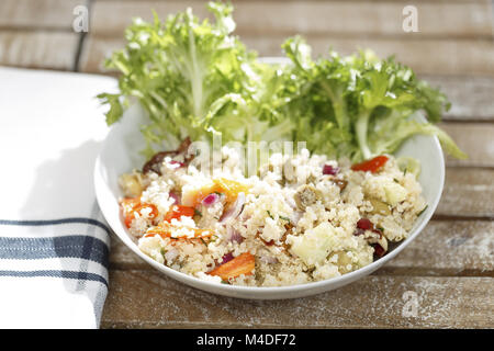 Salade de quinoa avec frites, radicchio, concombre et olives Banque D'Images