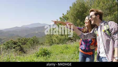 Jeune couple hiking in mountains Banque D'Images