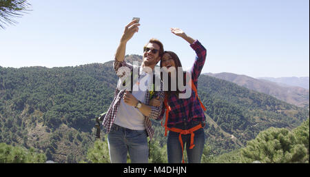 Young smiling couple prendre photo d'eux-mêmes Banque D'Images