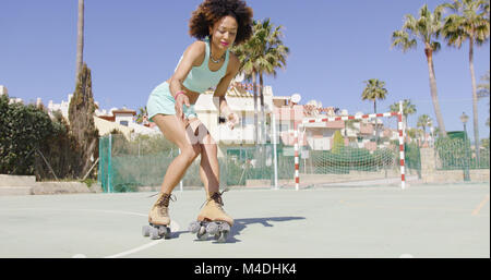 Young Pretty woman riding en patins à roulettes Banque D'Images