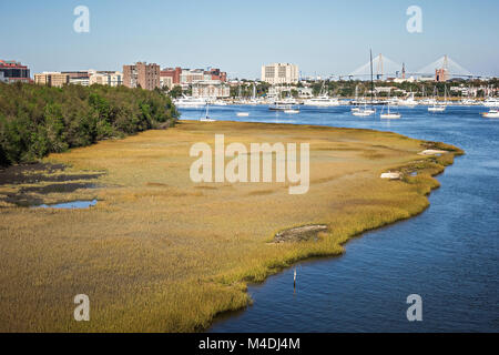 Charleston en Caroline du Sud vue sur l'horizon à travers river Banque D'Images